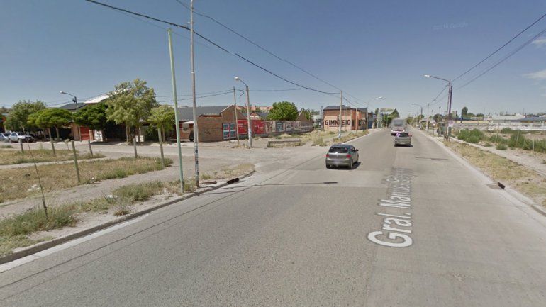 Motochorros le robaron la cartera a una mujer, se cayeron a las cuatro cuadras y los atrapó un chofer