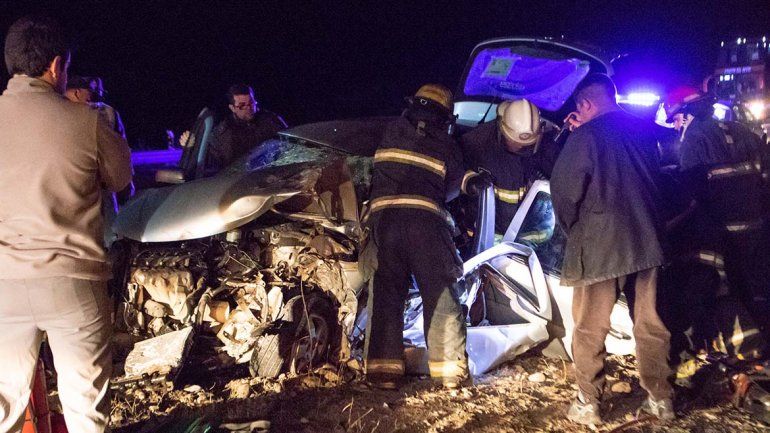 Un auto quedó debajo del acoplado de un camión: hay un herido grave