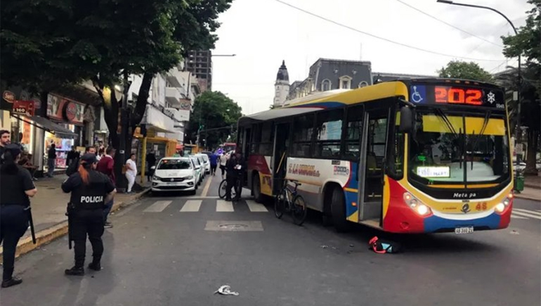 Iba en bici y por esquivar una puerta lo mató un colectivo