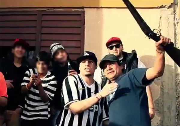 Un rapero de Cutral Co filmó un polémico video exhibiendo armas