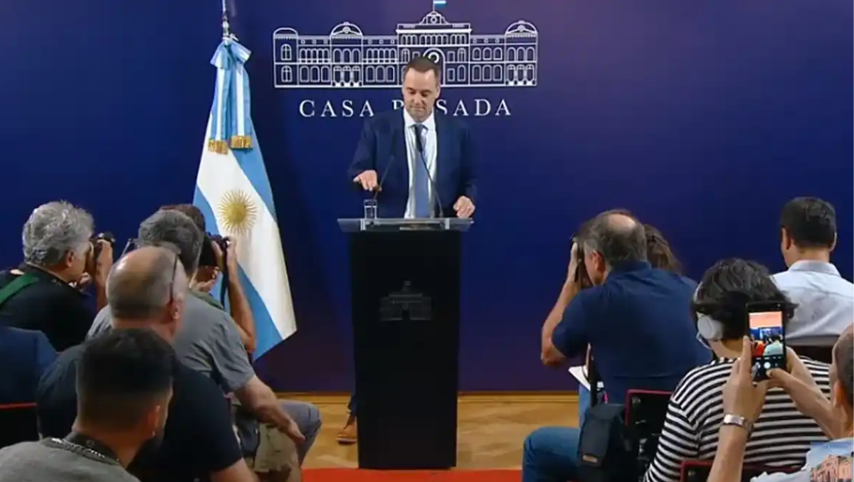 Manuel Adorni negó censura a la prensa e insistió en su defensa por los viajes al exterior