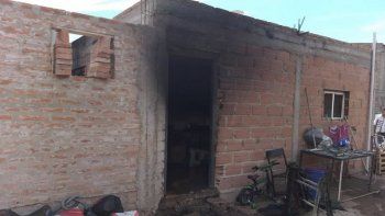 una mujer resulto herida en un incendio de una casa en centenario