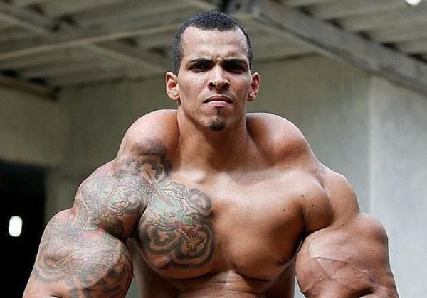 Casi pierde los brazos por imitar a Hulk