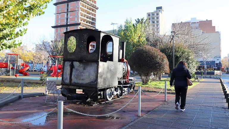 Se investigan las circunstancias en que se incendió el tren del Parque Central.