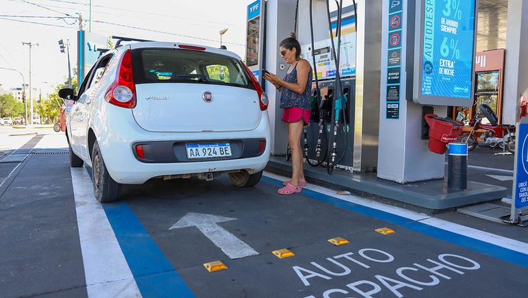 El Gobierno Nacional confirmó los aumentos en la nafta y el gasoil. El Gobierno Nacional confirmó los aumentos en la nafta y el gasoil.