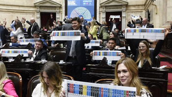 Diputados mostrando el modelo de Boleta Única Papel. Diputados mostrando el modelo de Boleta Única Papel.