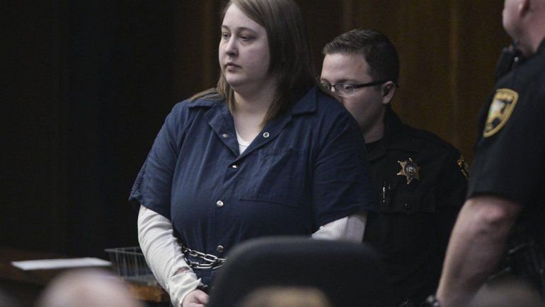 Amber Burch en el banquillo.