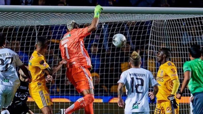 El arquero Nahuel Guzmán le dio un agónico triunfo a su equipo con un gol de cabeza