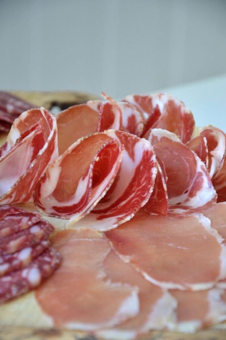 La bondiola es uno de los productos que -sin dudas- mejor representa la tradición de los chacinados argentinos. La bondiola es uno de los productos que -sin dudas- mejor representa la tradición de los chacinados argentinos.