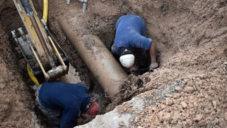 Desbordes cloacales en La Sirena: una calle, cortada dos días por trabajos del EPAS