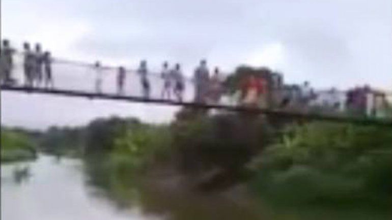 El puente colgante colapsó ante la cantidad de gente que había arriba.