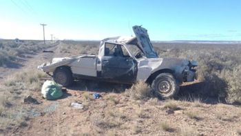 La camioneta Peugeot 504 volcó a unos 4 kilómetros de Dolavón y sus tres ocupantes sólo sufrieron algunas heridas. La camioneta Peugeot 504 volcó a unos 4 kilómetros de Dolavón y sus tres ocupantes sólo sufrieron algunas heridas.