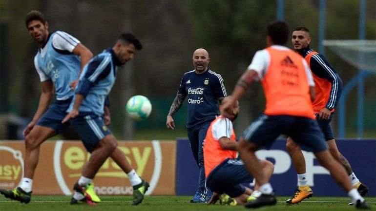 En su primer ensayo, Sampaoli paró un equipo súper ofensivo