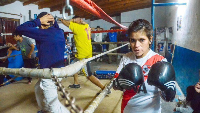 Entrenamiento a pleno. Ayelén practica de lunes a viernes tres horas en el gimnasio del barrio Fonavi