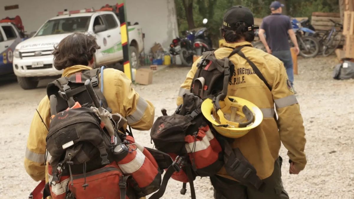 Las lluvias y la baja de la temperatura mejoran las condiciones para la lucha contra el fuego en El Bolsón.&nbsp;