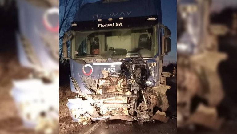 El terrible choque frontal del Ford Ka contra el camión provocó la destrucción de su rueda delantera izquierda. El terrible choque frontal del Ford Ka contra el camión provocó la destrucción de su rueda delantera izquierda.