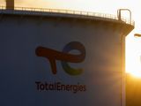 FOTO DE ARCHIVO: Logotipo de TotalEnergies mientras sale el sol, el día en que la policía antidisturbios francesa hizo retroceder a los trabajadores del sector energético en huelga mientras se FOTO DE ARCHIVO: Logotipo de TotalEnergies mientras sale el sol, el día en que la policía antidisturbios francesa hizo retroceder a los trabajadores del sector energético en huelga mientras se