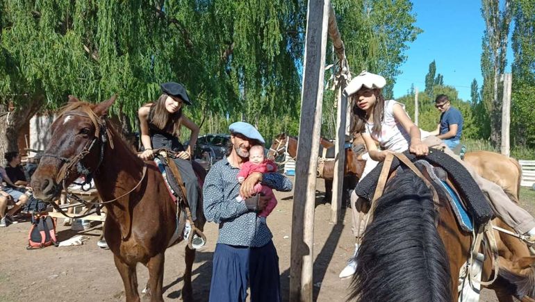Las gauchitas que llevan a otros niños a pasear a caballo