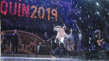 abel pintos brindo un show epico bajo la lluvia en cosquin