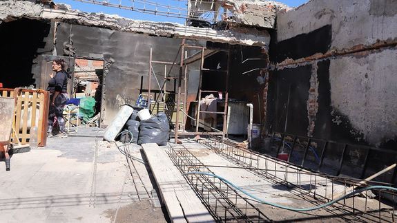Viven entre las cenizas del incendio de su casa por miedo a que se la usurpen
