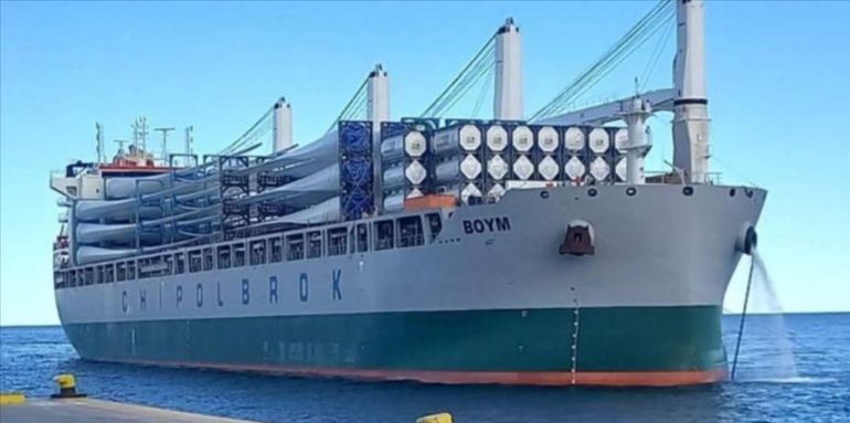 El barco de 200 metros de eslora y bandera de Liberia que llegó con los gigantes eólicos a Puerto Madryn. El barco de 200 metros de eslora y bandera de Liberia que llegó con los gigantes eólicos a Puerto Madryn.