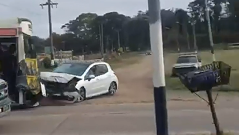 Video: micro con hinchas de Aldosivi chocó y arrastró un auto