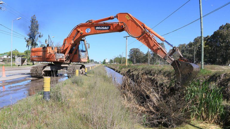Una máquina municipal limpiando el canal San Martín.
