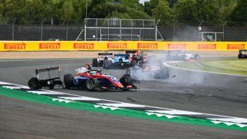 El impactante choque asustó a todos, pero el piloto está bien de milagro. El impactante choque asustó a todos, pero el piloto está bien de milagro.