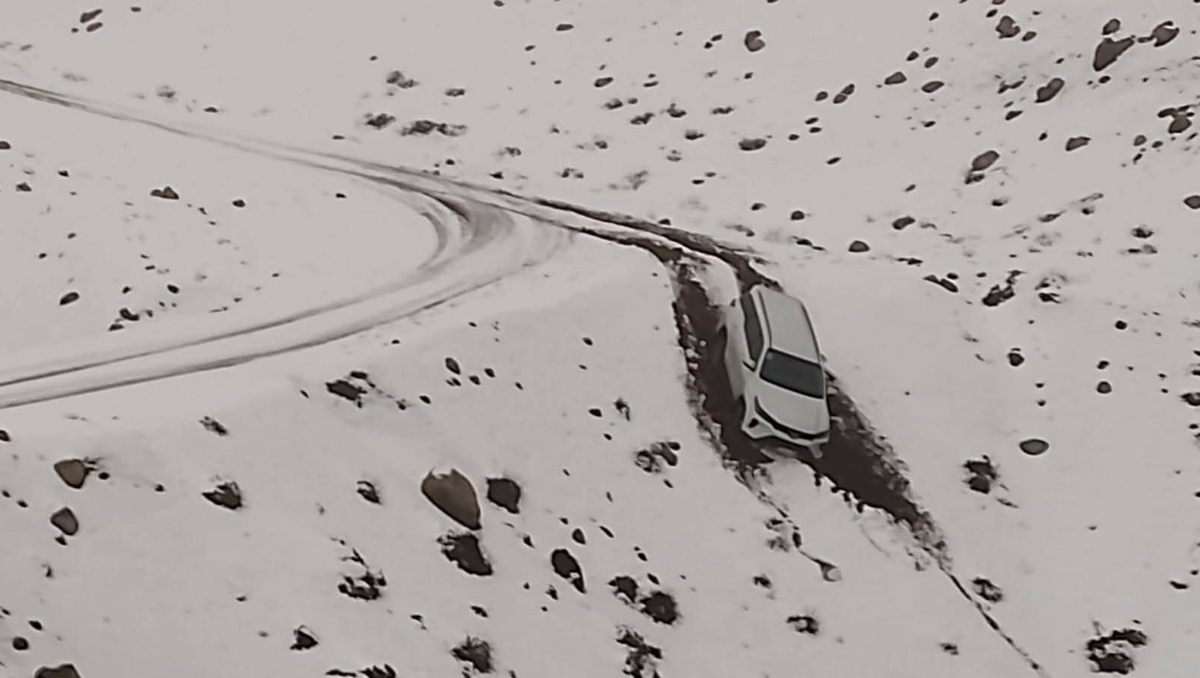 Exitoso rescate en medio de la nieve: una camioneta se perdió en el camino por el temporal