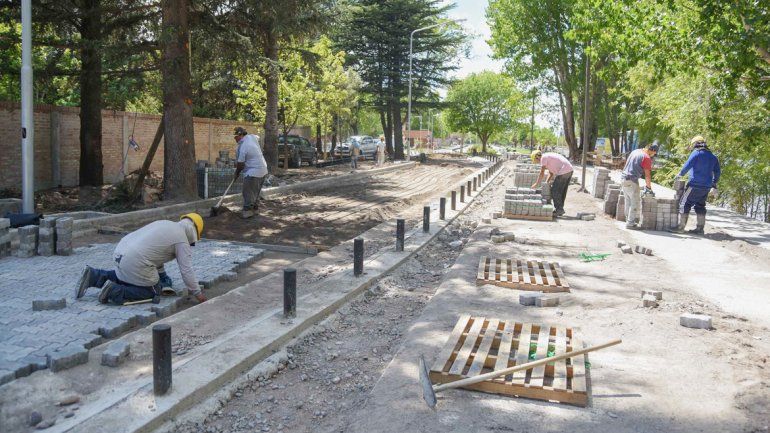Los obreros trabajan hasta los fines de semana.