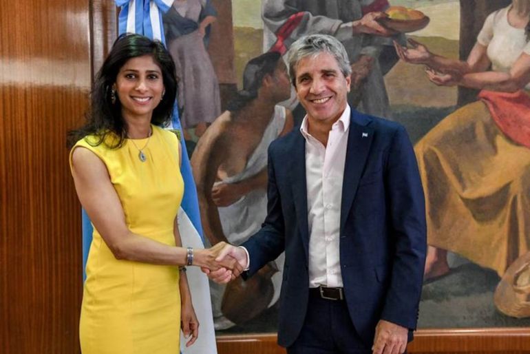 Gita Gopinath, subdirectora del FMI, junto al ministro de Economía Luis Caputo, tras un encuentro en febrero de 2024. Gita Gopinath, subdirectora del FMI, junto al ministro de Economía Luis Caputo, tras un encuentro en febrero de 2024.