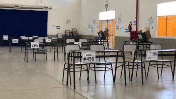voto-electronico-voto-mesas-escuela.jpg