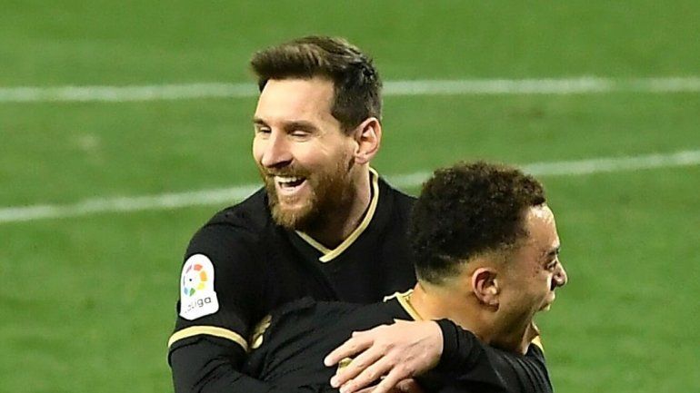 Messi, doblete, gol 700 y récord de presencias en el Barcelona