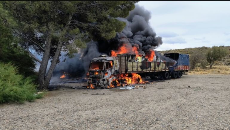 El vehículo de gran porte envuelto en llamas a la vera de la ruta 3: aparentemente