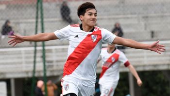 River Plate se ilusiona con Ian Subiabre, el delantero de 17 años, de Comodoro Rivadavia. River Plate se ilusiona con Ian Subiabre, el delantero de 17 años, de Comodoro Rivadavia.