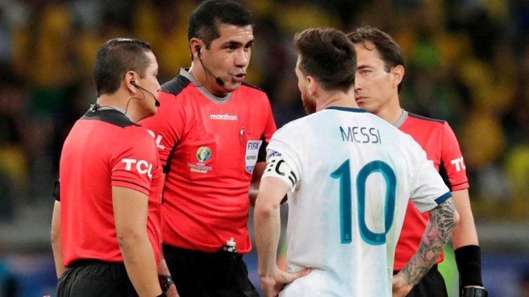 El árbitro Zambrano rompió el silencio y habló sobre el penal a Otamendi