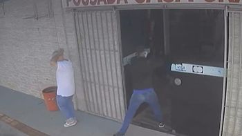 El impactante asesinato quedó registrado en una cámara de seguridad. El impactante asesinato quedó registrado en una cámara de seguridad.