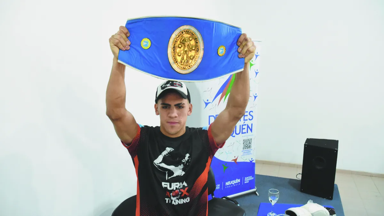 Axel Isla con el cinturón y el acompañamiento de su equipo.