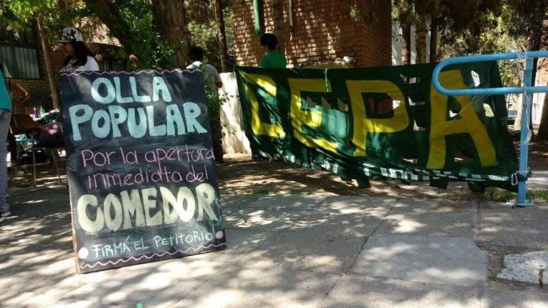 Con una olla popular, reclamaron la reapertura del comedor en la UNCo