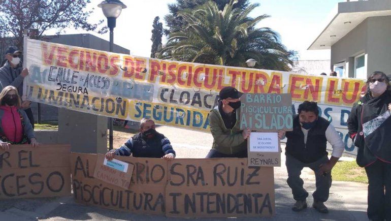 Plottier: protestaron en la Muni por la calle cerrada de Piscicultura