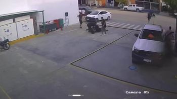 La detención de los delincuentes en una estación de servicio de San Clemente del Tuyú quedó grabada. La detención de los delincuentes en una estación de servicio de San Clemente del Tuyú quedó grabada.