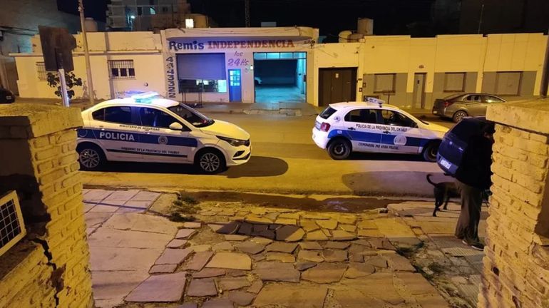 El niño vivía en un inquilinato de Chacabuco al 500 con su mamá, que salió de madrugada a sacar turno en el hospital de Comodoro Rivadavia. El niño vivía en un inquilinato de Chacabuco al 500 con su mamá, que salió de madrugada a sacar turno en el hospital de Comodoro Rivadavia. 