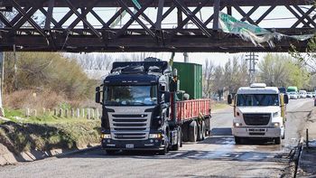 Por los choques de camiones contra el puente, no hay tren desde 2022. Por los choques de camiones contra el puente, no hay tren desde 2022.