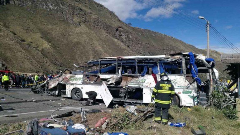 Choca un micro en Ecuador y fallecen al menos 25 personas