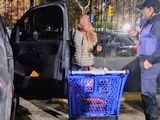 La pareja andaba en una costosa camioneta que habían dejado en el estacionamiento del súper, donde los atraparon con la mercadería que planeaban robar. 