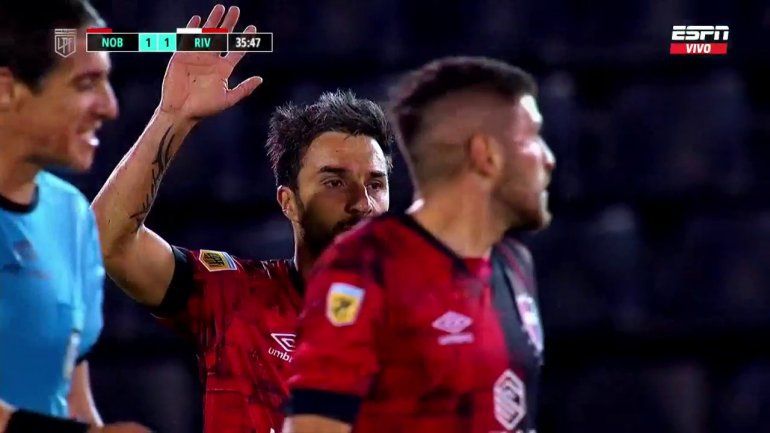 Las disculpas de Scocco a River, tras marcarle el gol.