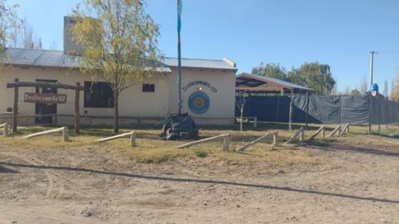 Personal del destacamento policial de Chacramonte resguardó a la niña que deambulaba por la vía pública hasta que apareció la madre.