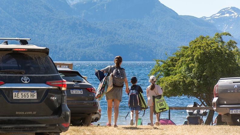Playa del lago Espejo en Villa La Angostura. | LM Neuquen Playa del lago Espejo en Villa La Angostura.