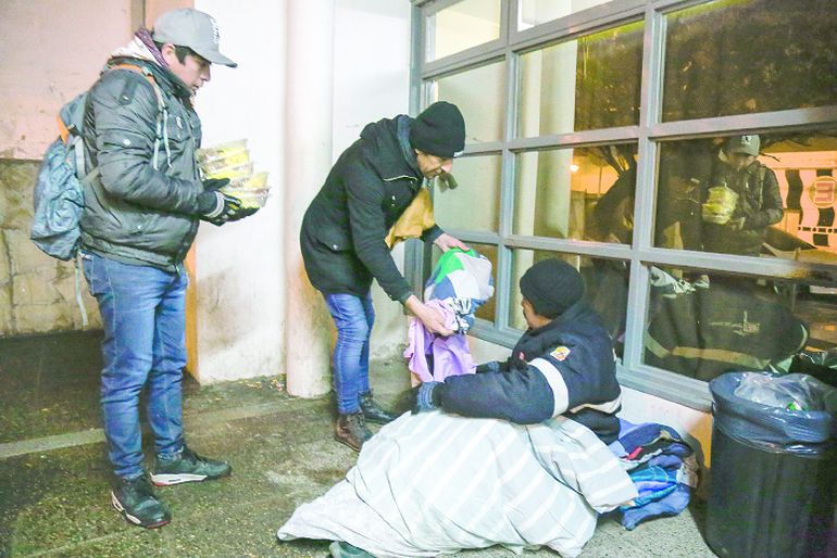 El jueves por la noche, los integrantes de la organización asistieron a las personas en situación de calle. El jueves por la noche, los integrantes de la organización asistieron a las personas en situación de calle.