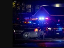 La policía de Estados Unidos busca al atacante que dejó como víctimas fatales a cuatro personas en California. La policía de Estados Unidos busca al atacante que dejó como víctimas fatales a cuatro personas en California.